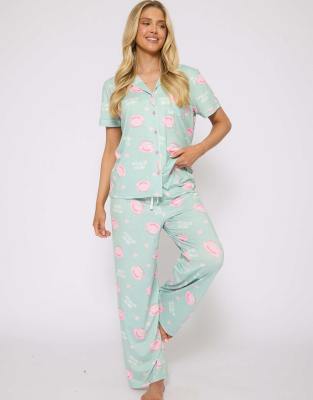 Loungeable - „I Love & You So Matcha" - Kurzärmliger Pyjama in Grün mit Print