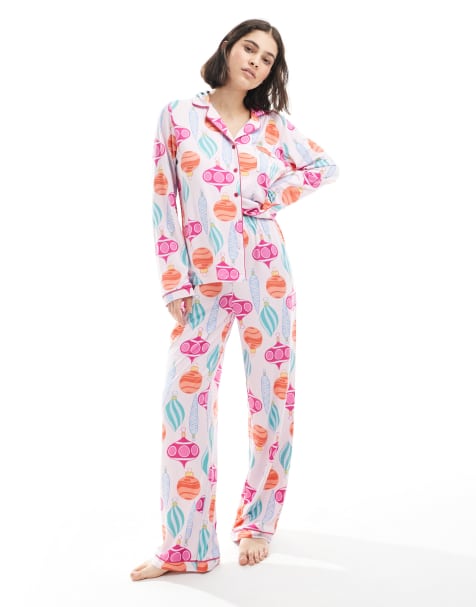 Loungeable - Kerstmis - Superzachte jersey pyjamaset met top met reverskraag en broek met wijde pijpen in kerstballenprint - view 1