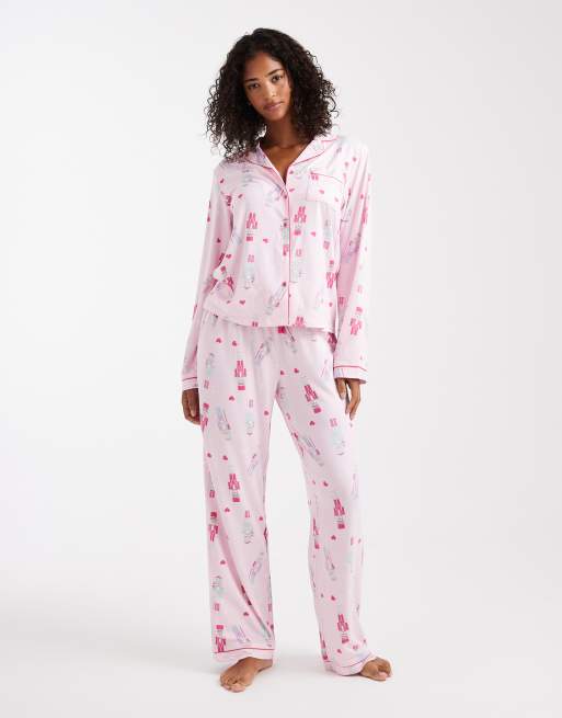 Loungeable - Kerstmis - Superzachte jersey pyjamaset met top met reverskraag en broek met wijde pijpen in roze notenkrakerprint