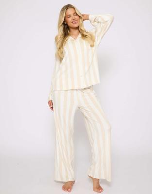 Loungeable - Klassischer Damen-Pyjama aus gestreiftem Velours in Taupe-Brown