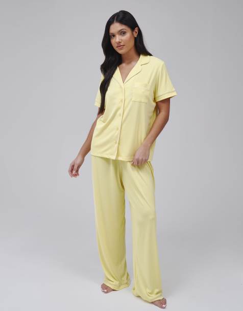 Loungeable – Klassischer, gerippter Pyjama aus kurzärmligem Oberteil und Hose aus superweichem Jersey in Gelb - view 1