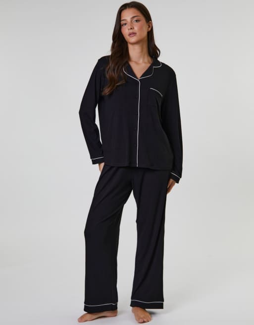 Loungeable – Klassischer, gerippter Pyjama in Schwarz, bestehend aus langärmligem Hemd und langer Hose , 2 von 6