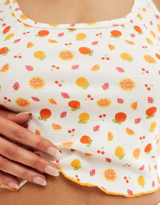 Loungeable – Knapp geschnittenes Pyjama-Set aus Trägertop und Höschen mit Waffelstruktur und Blümchen-Obst-Muster, 2 von 4
