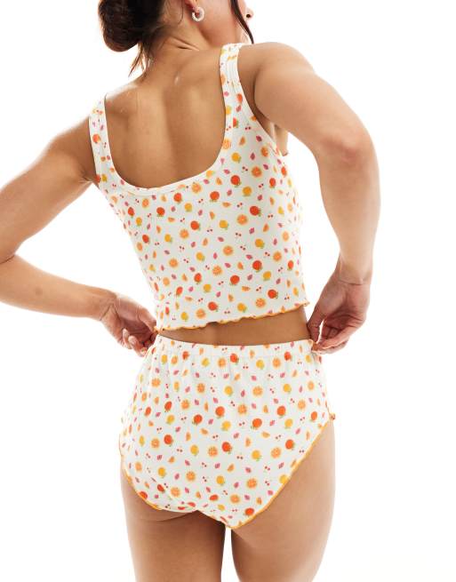 Loungeable – Knapp geschnittenes Pyjama-Set aus Trägertop und Höschen mit Waffelstruktur und Blümchen-Obst-Muster, 3 von 4
