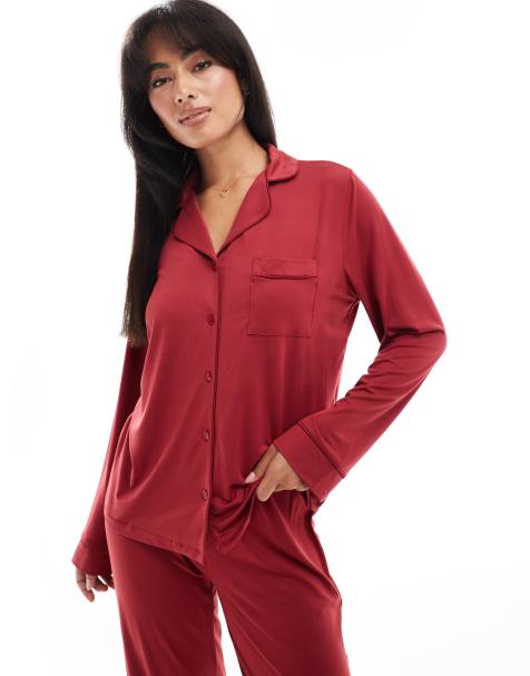 Loungeable – Körbärsröd pyjamas i supermjuk jersey med topp med platt krage och vida byxor med kantränder - view 1