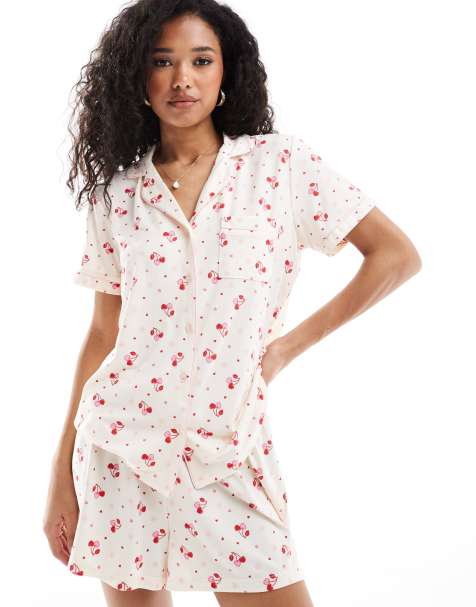 Loungeable – Körsbärs- och hjärtmönstrad pyjamas i supermjuk jersey med topp med platt krage och shorts med kantränder - view 1