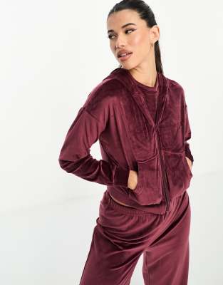 Loungeable - Kurze Lounge-Kapuzenjacke aus Velours in Beerenrot