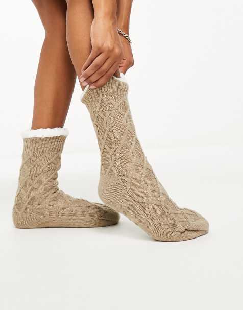 Loungeable – Kuschelige Hausschuh-Socken aus beigem Strick mit Zopfmuster - view 1