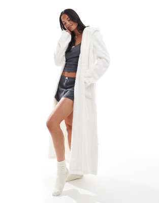 Loungeable - Kuscheliger Maxi-Bademantel aus Sherpa-Fleece in Cremeweiß mit Kapuze