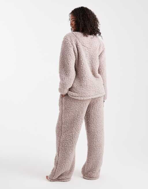 Loungeable – Kuschliges Nachtwäsche-Set aus Teddystoff in Nerzrosa mit weiter Hose und Sweatshirt, 3 von 4