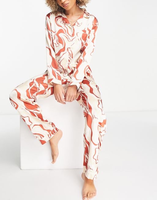 Loungeable - Lange pyjamaset met knopen in roestkleurige wervelprint