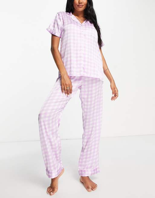 Loungeable - Lange satijnen pyjamaset met gingham ruit in lila 