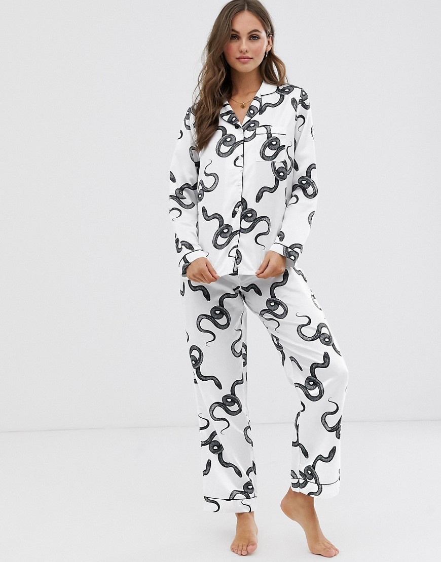Loungeable - Luxe - Hvidt pyjamassæt i satin med slangeprint