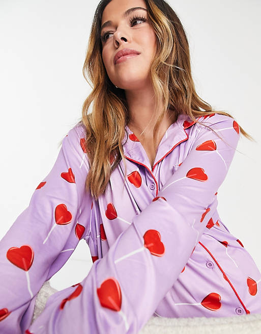 Loungeable Maternity – Pyjama in Flieder mit Herz-Lolli-Aufdruck und  durchgehender Knopfleiste, Umstandsmode | ASOS