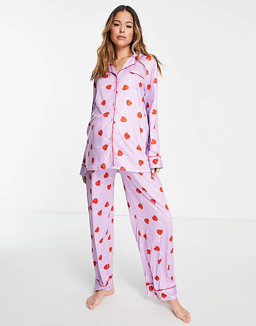 Loungeable Maternity – Pyjama in Flieder mit Herz-Lolli-Aufdruck und  durchgehender Knopfleiste, Umstandsmode | ASOS