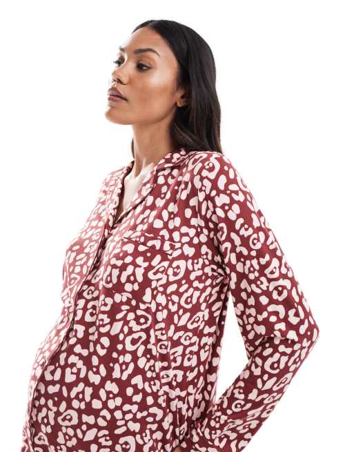 Loungeable – Maternity – Rött, leopardmönstrat pyjamasset i supermjuk jersey med platt krage och passpoaler, 2 av 4