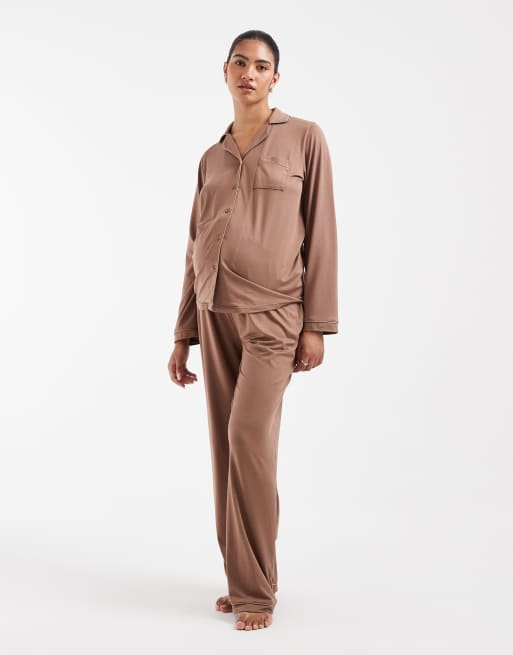 Loungeable Maternity superblød jersey-top med revers og pyjamassæt med brede ben og kontrastpiping i mocha, 2 af 4