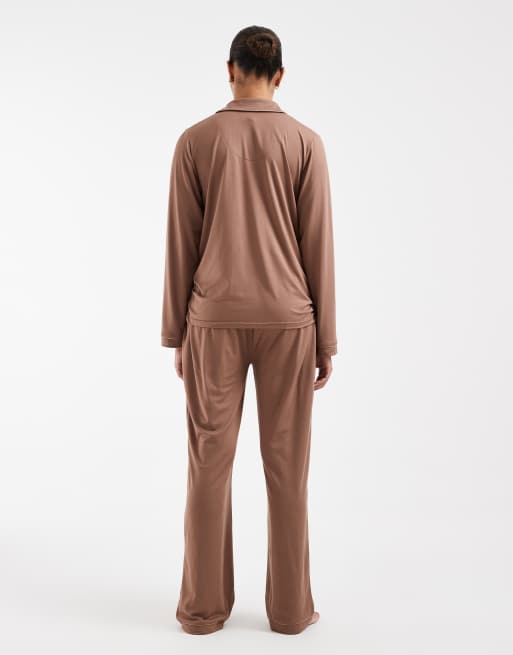 Loungeable Maternity superblød jersey-top med revers og pyjamassæt med brede ben og kontrastpiping i mocha, 4 af 4
