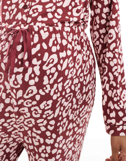 Loungeable Maternity – Superweicher Jersey-Pyjama in Rot mit Reverskragen, Paspelierung und Leopardenmuster, 3 von 4