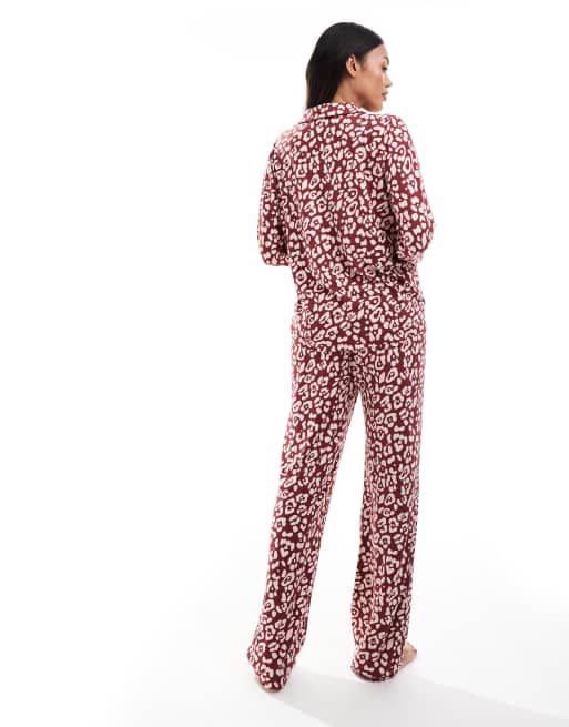 Loungeable Maternity – Superweicher Jersey-Pyjama in Rot mit Reverskragen, Paspelierung und Leopardenmuster, 4 von 4
