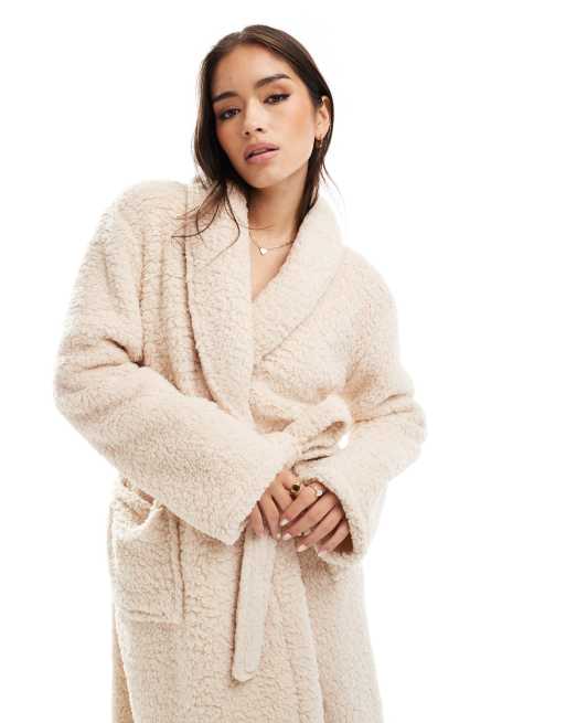 Loungeable – Maxi-Bademantel aus kuscheligem Teddyfell in Honig-Cremeweiß mit Kragen, 2 von 4