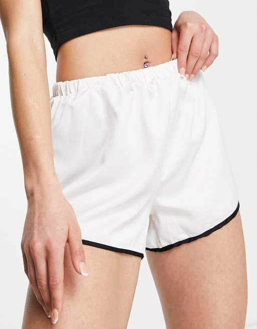 Loungeable - Mix og Match - Cremefarvede pyjamasshorts i satin med sorte kantstriber