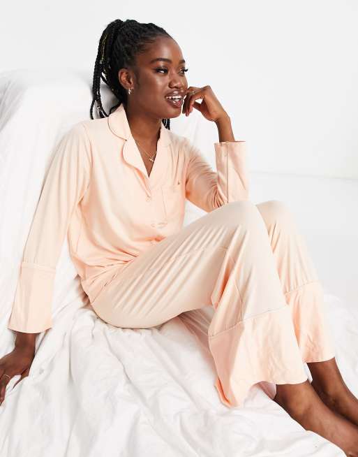 Loungeable – Persikofärgad pyjamas i supermjuk jersey med topp med platt krage och vida byxor med kantränder