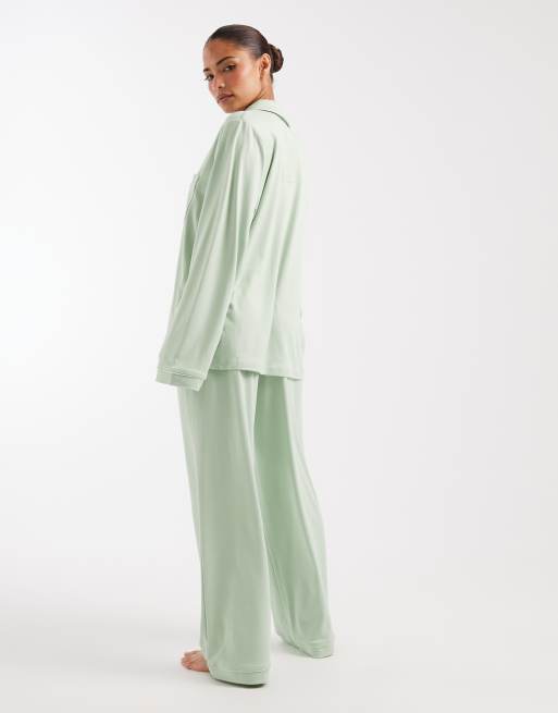 Loungeable Petite conjunto de pijama de top de jersey supersuave con cuello de solapa y pernera ancha en verde, 3 de 4