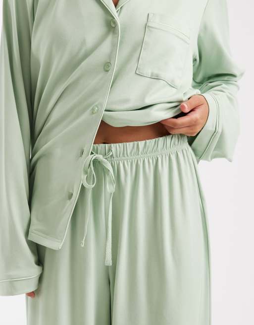 Loungeable Petite conjunto de pijama de top de jersey supersuave con cuello de solapa y pernera ancha en verde, 4 de 4