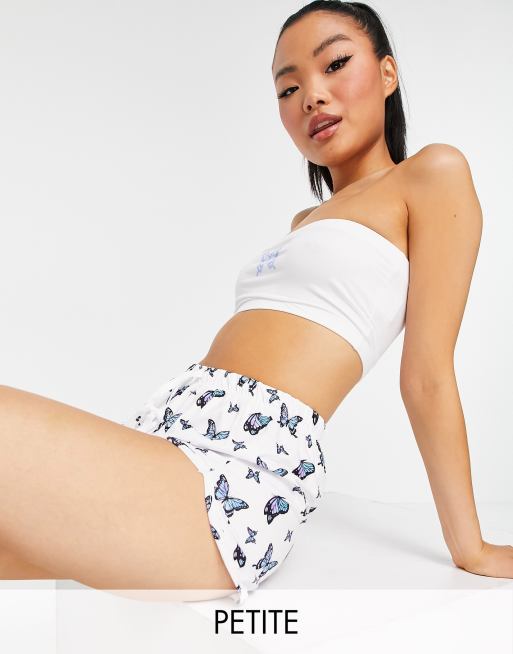 Loungeable Petite - Ensemble de pyjama avec haut bandeau et short à motifs papillons - Blanc