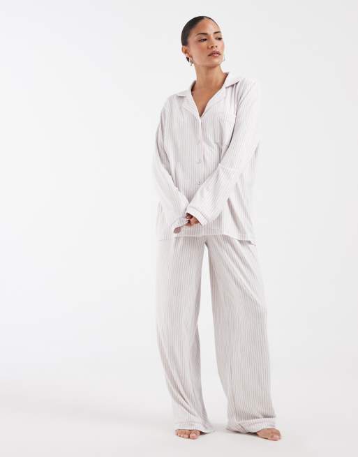 Loungeable Petite - Ensemble ultra doux en jersey rayé avec pantalon et top à revers - Beige et blanc, 2 de 4