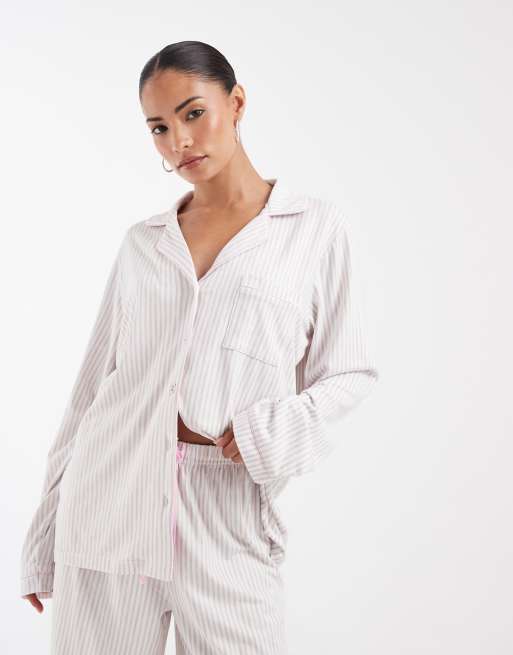 Loungeable Petite - Ensemble ultra doux en jersey rayé avec pantalon et top à revers - Beige et blanc, 3 de 4
