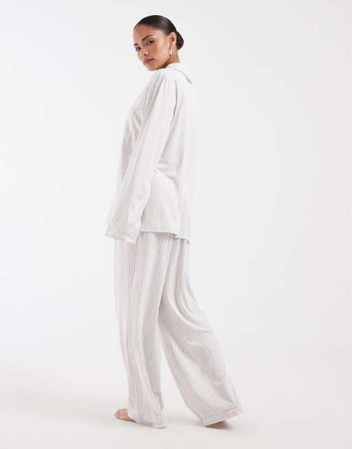 Loungeable Petite - Ensemble ultra doux en jersey rayé avec pantalon et top à revers - Beige et blanc, 4 de 4