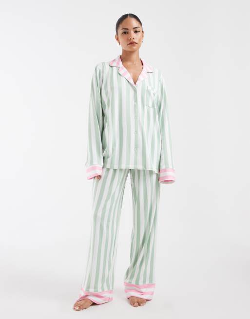 Loungeable Petite pigiama composto da camicia con colletto a rever e pantaloni a righe rosa e verdi, 2 di 4