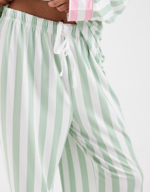 Loungeable Petite pigiama composto da camicia con colletto a rever e pantaloni a righe rosa e verdi, 3 di 4