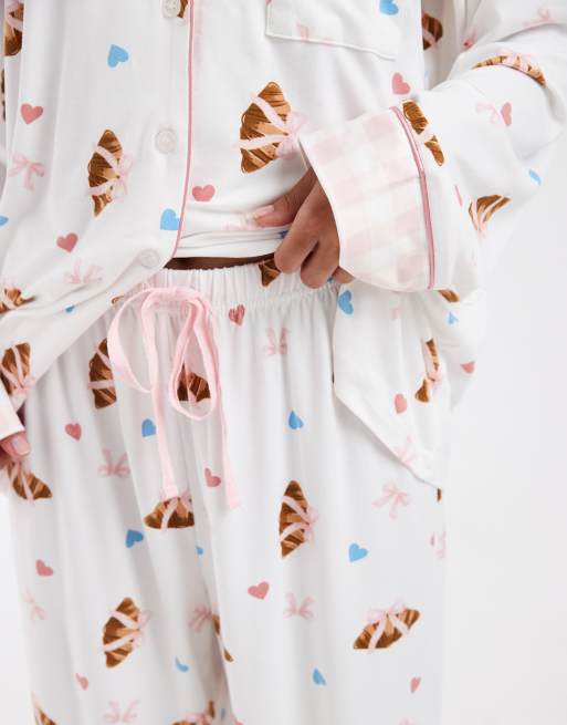 Loungeable Petite pigiama composto da camicia con colletto a rever e pantaloni con stampa croissant e fiocco, 3 di 4