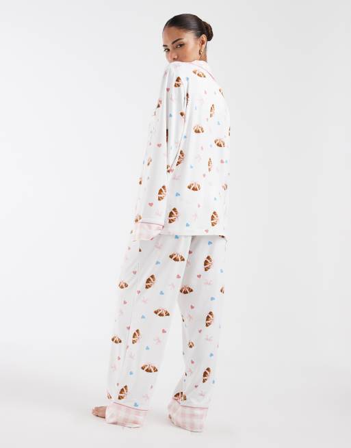Loungeable Petite pigiama composto da camicia con colletto a rever e pantaloni con stampa croissant e fiocco, 4 di 4