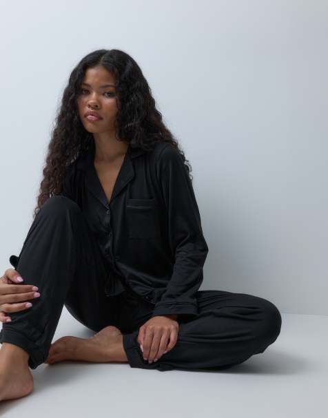 Loungeable Petite - Pyjama ultra doux en jersey avec pantalon ample et top à revers et passepoils - Noir - view 1