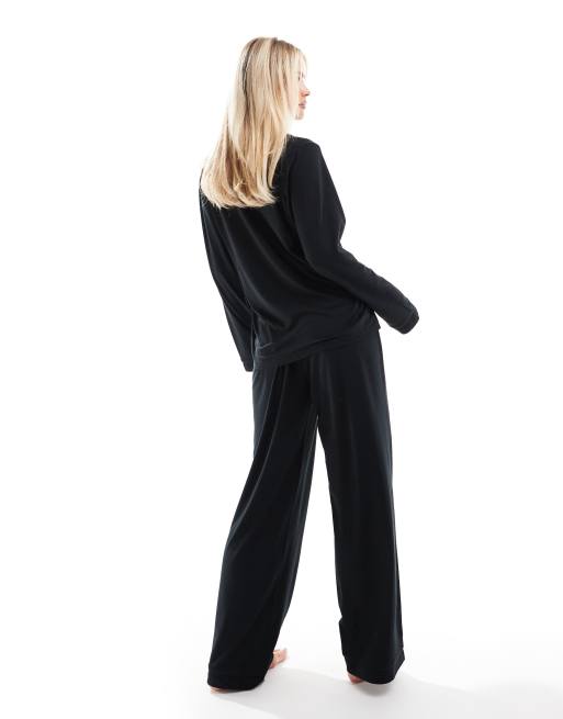 Loungeable Petite - Pyjama ultra doux en jersey avec pantalon ample et top à revers et passepoils - Noir, 3 de 4