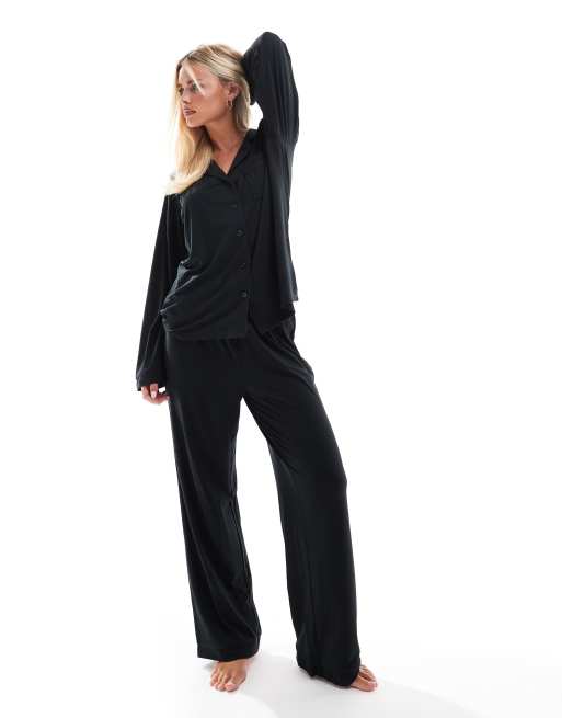 Loungeable Petite - Pyjama ultra doux en jersey avec pantalon ample et top à revers et passepoils - Noir, 4 de 4