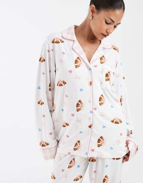 Loungeable Petite pyjamasset med skjorta med slag och knäppning samt byxor med croissant- och rosettryck - view 1