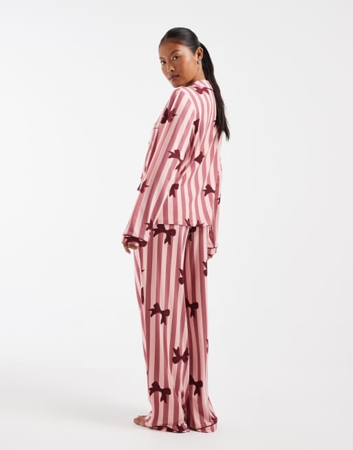 Loungeable Petite set pigiama in jersey supersoft con camicia con nodo davanti e pantaloni, stampa fiocchi e righe rosa, 4 di 4
