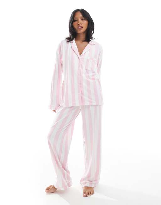 Loungeable Petite – Superweicher Jersey-Pyjama in rosa gestreift mit Paspelierung aus Oberteil mit Reverskragen und weit geschnittener Hose