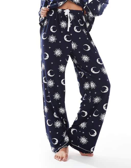 Loungeable - Pigiama blu navy in jersey morbidissimo con stampa celestiale e profili composto da pantaloni a fondo ampio e top con rever, 2 di 4