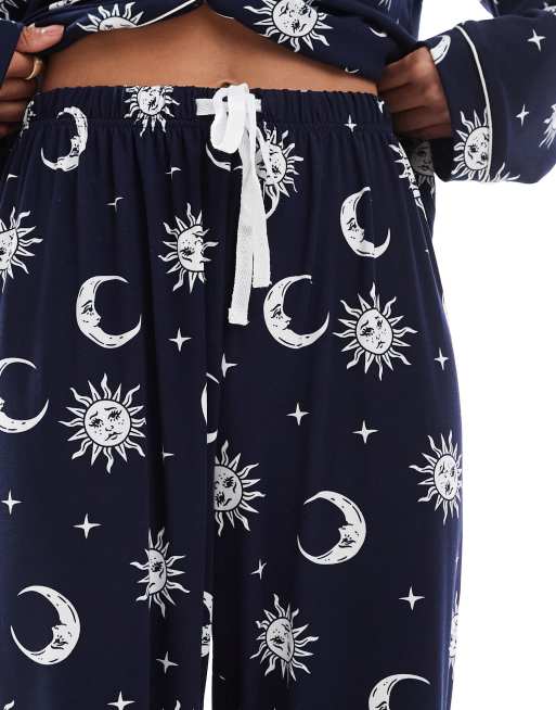 Loungeable - Pigiama blu navy in jersey morbidissimo con stampa celestiale e profili composto da pantaloni a fondo ampio e top con rever, 3 di 4