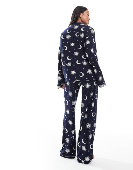 Loungeable - Pigiama blu navy in jersey morbidissimo con stampa celestiale e profili composto da pantaloni a fondo ampio e top con rever, 4 di 4