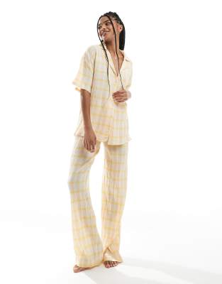 Loungeable - Pigiama classico giallo a maniche corte con pantaloni - view 1