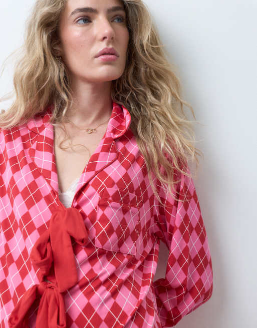 Loungeable pigiama composto da camicia con nodo davanti e pantaloni a quadri argyle rosa e rossi, 3 di 4