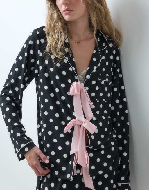Loungeable pigiama composto da camicia con rever e chiusura a nodo sul davanti e pantaloni a pois, 3 di 4