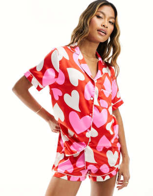 Loungeable - Pigiama con camicia a maniche corte con rever e pantaloncini in raso con stampa a cuori